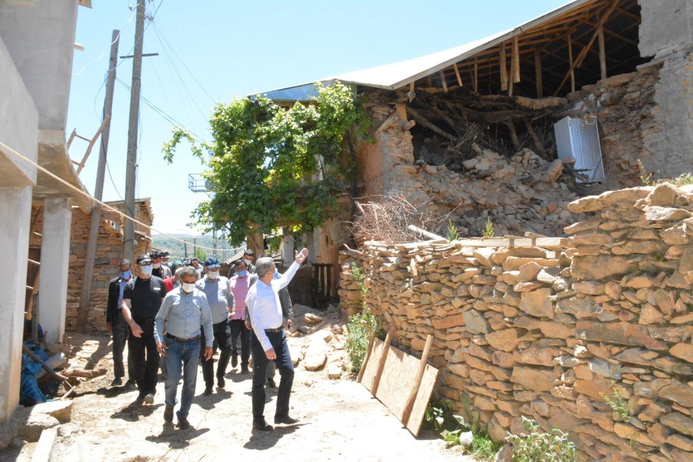 Malatya Valisi Baruş, depremde hasar gören evlerde incelemelerde bulundu